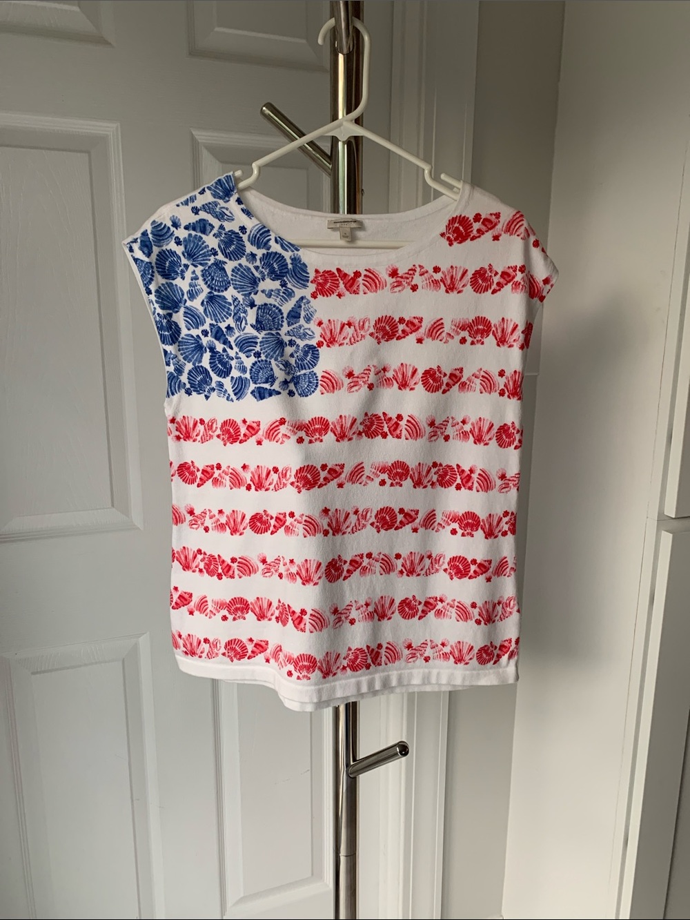 Talbots White Lightweight Sweater Tee with Blue & Red 🐚 Flag Print, Size S.